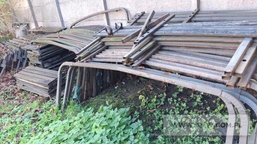 Części do samochodu STAR 266 - pakiet zawierający 10 poz. asort. (wg oddzielnego wykazu), w tym: kosz na kanister, ławki, pałąki, skrzynie ładunkowe 